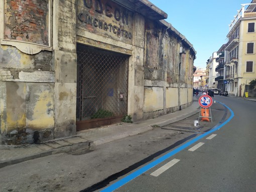 Imperia: strisce blu in via XXV Aprile, da oggi a pagamento il parcheggio della strada che porta al tribunale