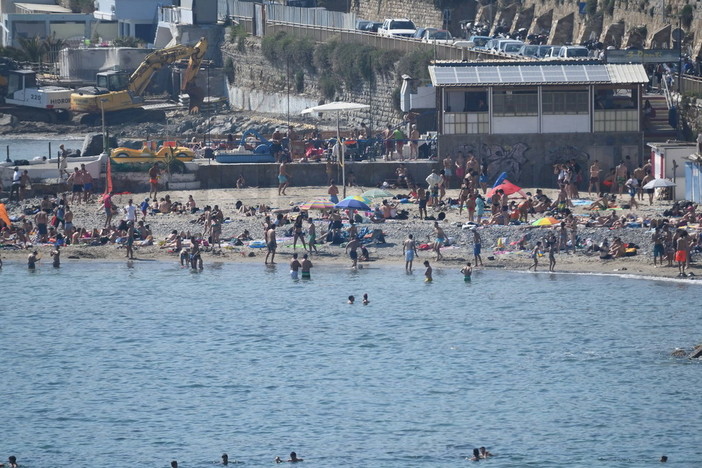 Sanremo: per le temperature record di questo fine mese di aprile, spiagge affollate e primi bagni