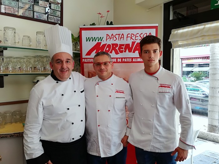 Vallecrosia: lo chef Ivan Gilioli ha curato la presentazione organizzata dall'azienda Menù al ristorante Bella Napoli Vallecrosia: lo chef Ivan Gilioli ha curato la presentazione organizzata dall'azienda Menù al ristorante Bella Napoli