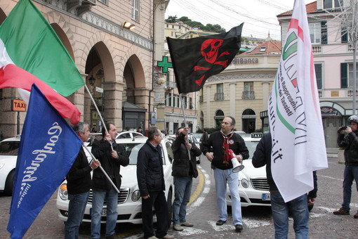 Sanremo: anche confartigianato insieme ai tassisti in protesta Sanremo: anche confartigianato insieme ai tassisti in protesta
