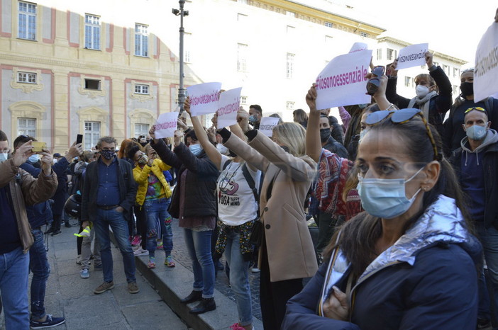 Protesta in Piazza De Ferrari a Genova per disposizioni anticovid: "Vogliamo risposte da Regione e Comune!" (Foto e Video) Protesta in Piazza De Ferrari a Genova per disposizioni anticovid: "Vogliamo risposte da Regione e Comune!" (Foto e Video)
