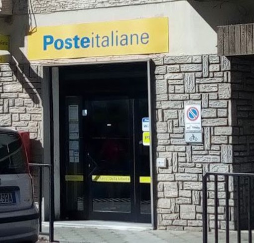 Imperia, 53enne danneggia l'ufficio postale di Via Martiri della Libertà: intervento della polizia locale
