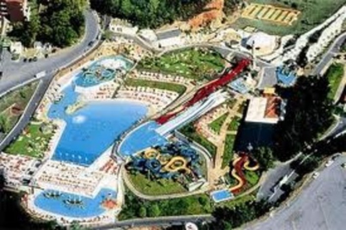 Rubano uno smartphone a una ragazza imperiese al parco "Le Caravelle". Tre minori genovesi accusati di furto con destrezza