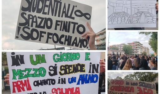 Ventimiglia, "Siamo troppi! Vogliamo spazio e sicurezza": scatta la protesta degli studenti del liceo Aprosio (Foto e video) Ventimiglia, "Siamo troppi! Vogliamo spazio e sicurezza": scatta la protesta degli studenti del liceo Aprosio (Foto e video)