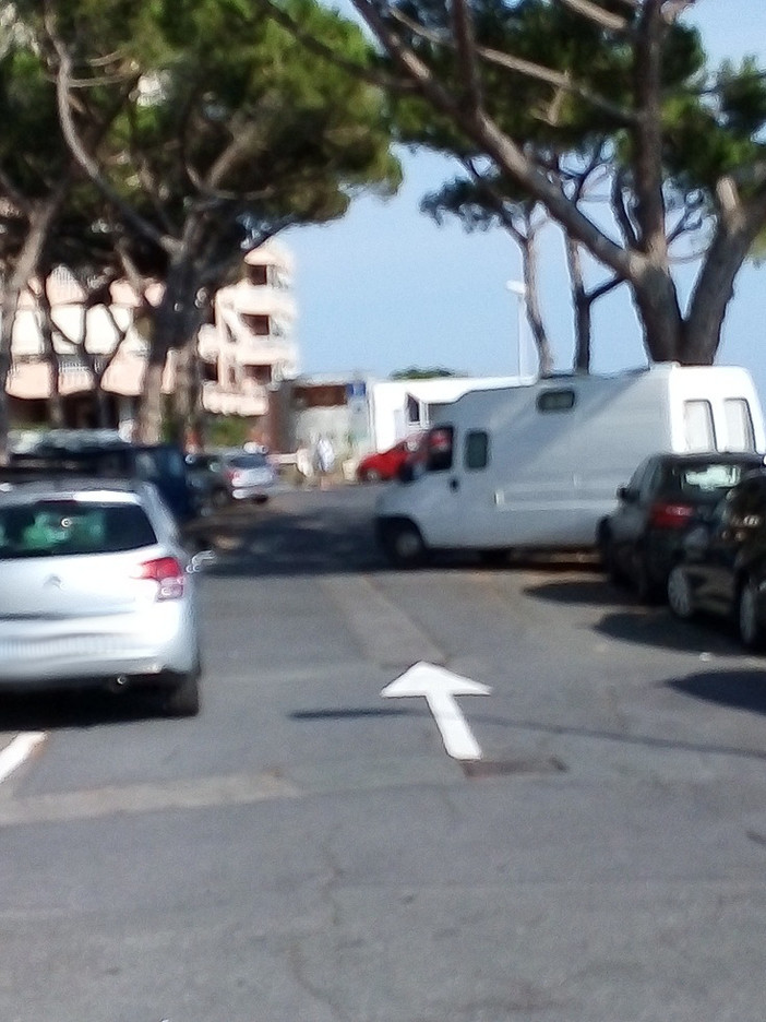 Ventimiglia: lettore di piazza De Gasperi segnala ancora 'parcheggi creativi' in barba ad ogni divieto Ventimiglia: lettore di piazza De Gasperi segnala ancora 'parcheggi creativi' in barba ad ogni divieto