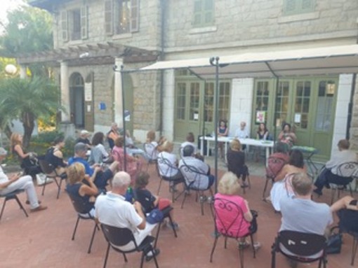 Sanremo, successo per la presentazione di 'Rivierando nella Riviera dei Fiori del Ponente ligure' (foto) Sanremo, successo per la presentazione di 'Rivierando nella Riviera dei Fiori del Ponente ligure' (foto)