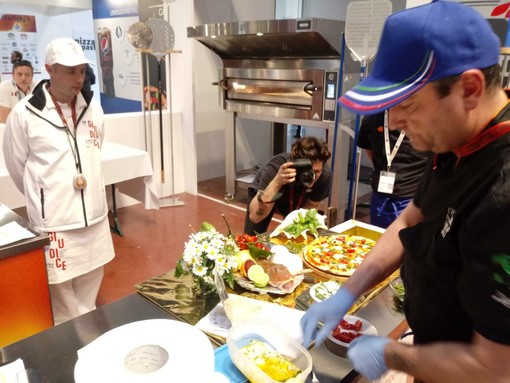 Menzione Speciale per la Pizzeria Sant'Ampelio al Campionato del Mondo con la Pizza 'Regina Madre' Menzione Speciale per la Pizzeria Sant'Ampelio al Campionato del Mondo con la Pizza 'Regina Madre'