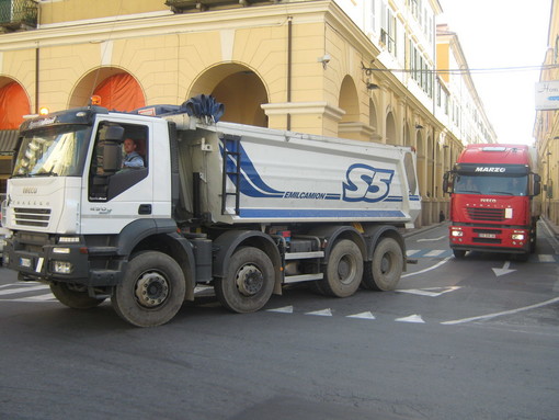 Imperia: stamattina  sfilata di camion da Imperia Ovest al centro "Vogliamo l'autoparco!"