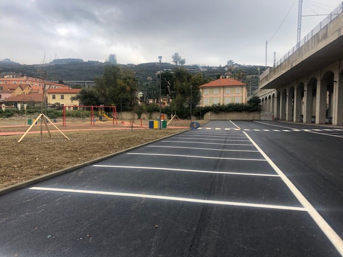 Imperia, in funzione a Castelvecchio una nuova area parcheggio con oltre 180 stalli (foto) Imperia, in funzione a Castelvecchio una nuova area parcheggio con oltre 180 stalli (foto)