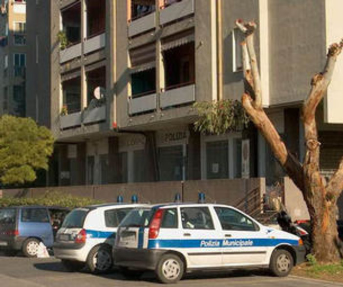 Imperia: monitoraggio del trasporto rifiuti, 40enne denunciato con materiale pericoloso sul furgone