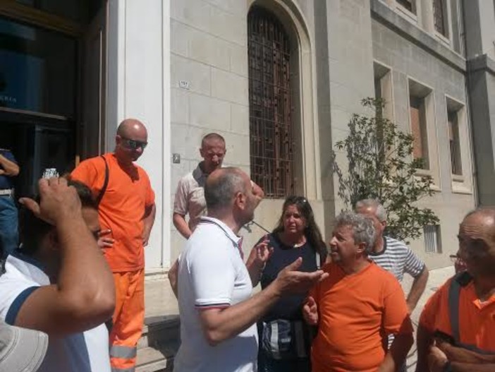 Imperia: proteste dei lavoratori Tradeco. Abbo: "I bonifici arriveranno domani. Il problema l'ha creato Tradeco" Imperia: proteste dei lavoratori Tradeco. Abbo: "I bonifici arriveranno domani. Il problema l'ha creato Tradeco"