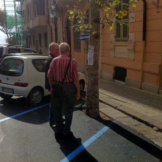 Sanremo: 'Posti auto small per auto smart', la simpatica protesta in via Ruffini dopo i lavori di asfaltatura Sanremo: 'Posti auto small per auto smart', la simpatica protesta in via Ruffini dopo i lavori di asfaltatura