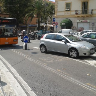 Sanremo: parcheggio 'fuori le righe' in centro città, la stizzata segnalazione con foto di un lettore