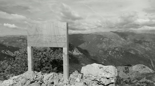 Sulla vetta del monte Grammondo, un pannello orientativo in legno realizzato da alcuni giovani ventimigliesi Sulla vetta del monte Grammondo, un pannello orientativo in legno realizzato da alcuni giovani ventimigliesi
