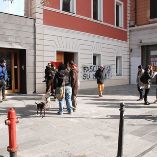 Polemica mostra sulle Foibe, presidio antifascista di fronte alla Biblioteca civica di Ventimiglia