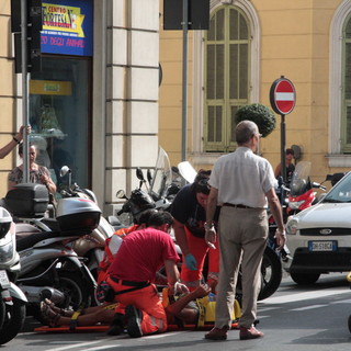 Sanremo: pedone investito sulle strisce, sbalzato contro degli scooter posteggiati Sanremo: pedone investito sulle strisce, sbalzato contro degli scooter posteggiati