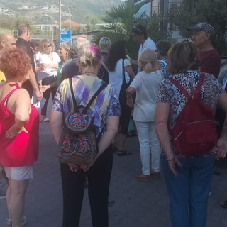 Sanremo, il Comitato Difesa Acqua Pubblica protesta davanti alla sede di Rivieracqua: "Stop a stipendi d'oro e bollette retroattive"