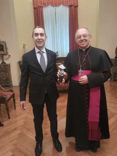 Sanremo, il Questore consegna l’olio di Capaci al Vescovo Suetta