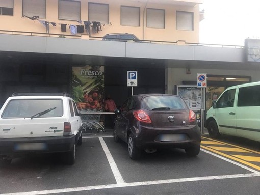 Imperia: a pochi giorni dall'ultimo allontanamento, un nuovo questuante stamattina al supermercato Lidl