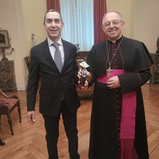 Sanremo, il Questore consegna l’olio di Capaci al Vescovo Suetta Sanremo, il Questore consegna l’olio di Capaci al Vescovo Suetta