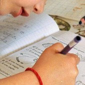 Scuole liguri contro la mostra sull’intelligence: i docenti denunciano deriva bellicista e chiamano alla pace oggi