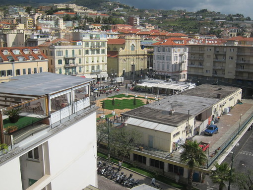 Sanremo: restyling in piazza Colombo. Lettore “Critiche fin dall'inizio, aspettiamo che tolgano le transenne” Sanremo: restyling in piazza Colombo. Lettore “Critiche fin dall'inizio, aspettiamo che tolgano le transenne”