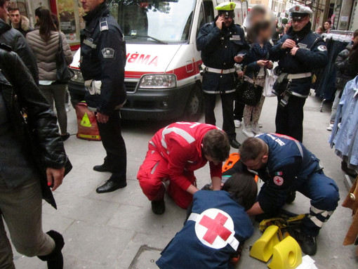 Sanremo: corre in via Palazzo tra le bancarelle e cade, 12enne si provoca alcune fratture Sanremo: corre in via Palazzo tra le bancarelle e cade, 12enne si provoca alcune fratture