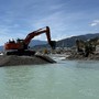 Passerella a Ventimiglia, ruspe in azione: proseguono a ritmo serrato i lavori nel fiume Roia (Foto)