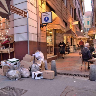 Sanremo: sacchetti di rifiuti sparsi in giro per la città, il parere della lettrice Renata