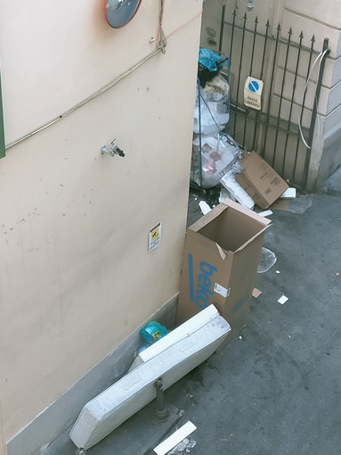 Sanremo: situazione di degrado in via Canessa, la segnalazione con foto di una cittadina