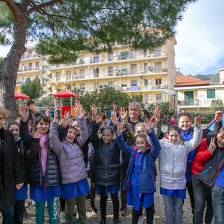 Arma di Taggia: il parco giochi del Viale delle Palme è stato restituito alla comunità, ecco che cosa è stato fatto in queste settimane Arma di Taggia: il parco giochi del Viale delle Palme è stato restituito alla comunità, ecco che cosa è stato fatto in queste settimane