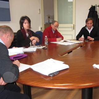 La commissione in una precedente riunione La commissione in una precedente riunione