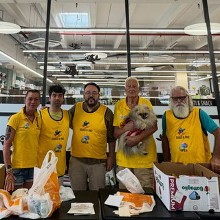 Vallecrosia, raccolta alimentare al Conad: Scuola di Pace Aps e Spes al fianco delle famiglie in difficoltà Vallecrosia, raccolta alimentare al Conad: Scuola di Pace Aps e Spes al fianco delle famiglie in difficoltà