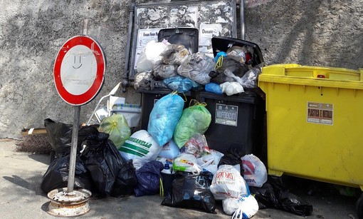 Imperia: cumulo di rifiuti a Montegrazie, una nostra lettrice &quot;Ecco un'immagine esemplificativa della situazione&quot;