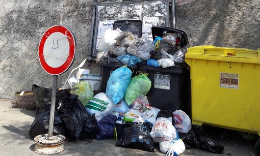 Imperia: cumulo di rifiuti a Montegrazie, una nostra lettrice "Ecco un'immagine esemplificativa della situazione"
