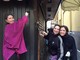Sanremo: armate di ramazza, pennelli e vernice, tre ragazze risistemano il chiosco di fronte al Festival