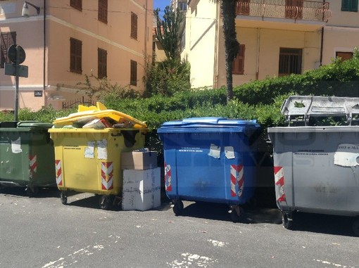 Sanremo: le lamentele dei residenti di salita Colle Fiorito e strada Capinera per il conferimento dei rifiuti e la rimozione dei bidoni