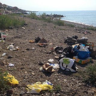 Riva Ligure: rifiuti abbandonati dopo la sera di ferragosto, la segnalazione (con foto) di un lettore Riva Ligure: rifiuti abbandonati dopo la sera di ferragosto, la segnalazione (con foto) di un lettore