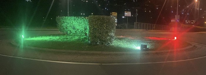 Giornata nazionale della bandiera: Camporosso illumina la rotonda del ponte dell'Amicizia di verde, bianco e rosso