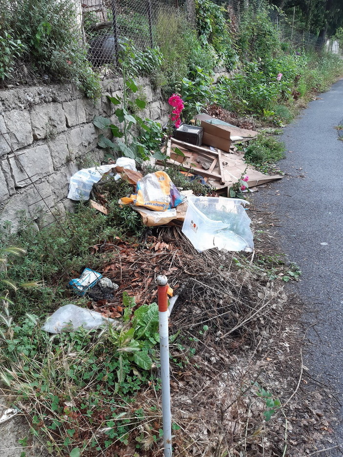 Sanremo: rifiuti abbandonati a San Romolo, la segnalazione con foto di un lettore