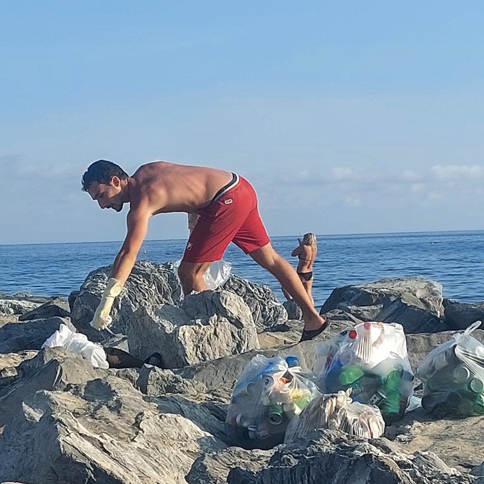 Sanremo, esempio di civiltà: turista torinese ripulisce gli scogli della spiaggia Oasis Sanremo, esempio di civiltà: turista torinese ripulisce gli scogli della spiaggia Oasis
