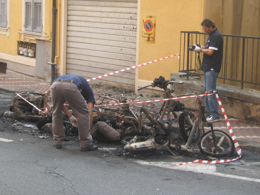Imperia: incendiati quattro motoveicoli in via Pirinoli Imperia: incendiati quattro motoveicoli in via Pirinoli
