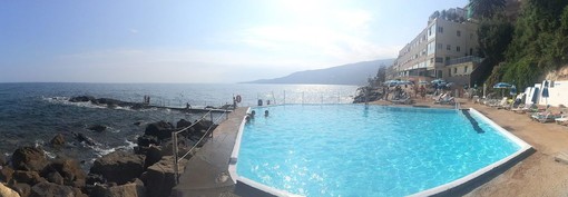 La riapertura della piscina esterna inaugura l'estate dell'Hotel Le Rocce del Capo di Ospedaletti La riapertura della piscina esterna inaugura l'estate dell'Hotel Le Rocce del Capo di Ospedaletti
