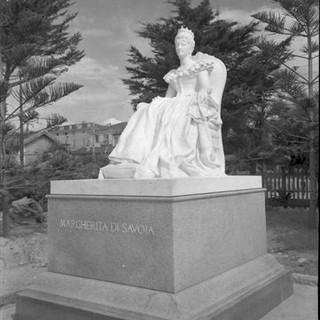 La foto del monumento della Regina, tratta dall'Archivio Moreschi