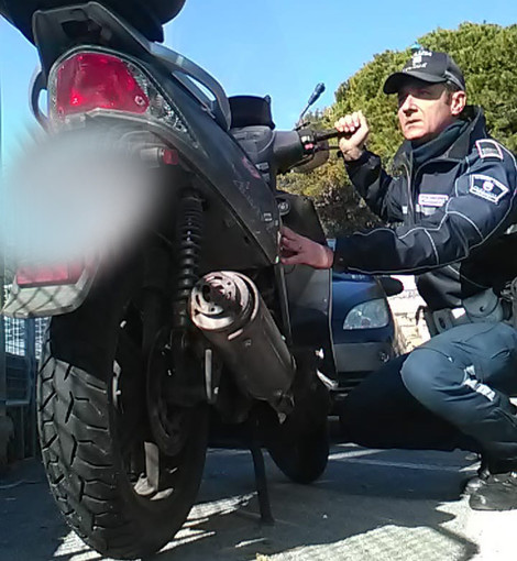 Sanremo: Polizia Locale trova scooter rubato ad un muratore, lui li ringrazia