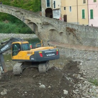 Dolceacqua: in corso lavori di pulizia del Nervia e di messa in sicurezza di una briglia del ponte