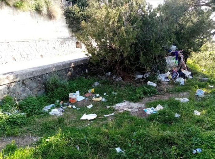 Ventimiglia: rifiuti abbandonati vicino a Corso Toscanini, la segnalazione con foto di un lettore