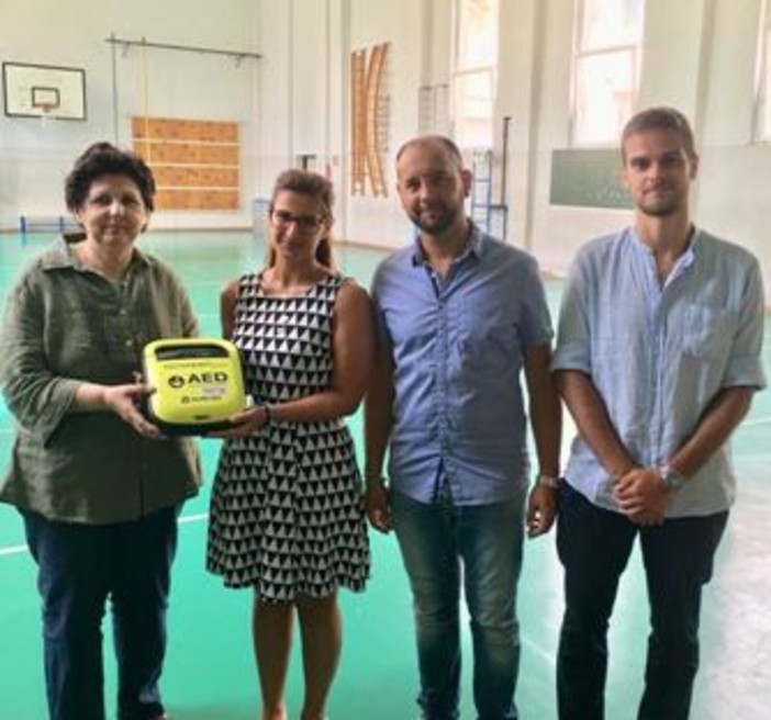 Il Rotaract Club Imperia dona all'Istituto Comprensivo Nazario Sauro un defibrillatore semiautomatico&quot;