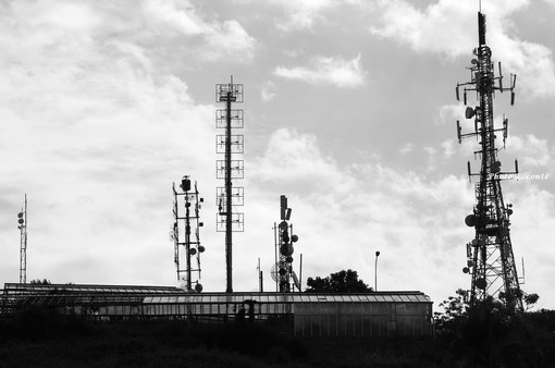 A Bordighera un'ordinanza che vieta le antenne, a Sanremo un comitato contro: ma cos'è il 5G? Ecco uno studio sulla nuova tecnologia