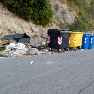 Ventimiglia, degrado e rifiuti in via alle Ville: &quot;Siamo stufi, ce ne ricorderemo quando si andrà a votare&quot; (foto)
